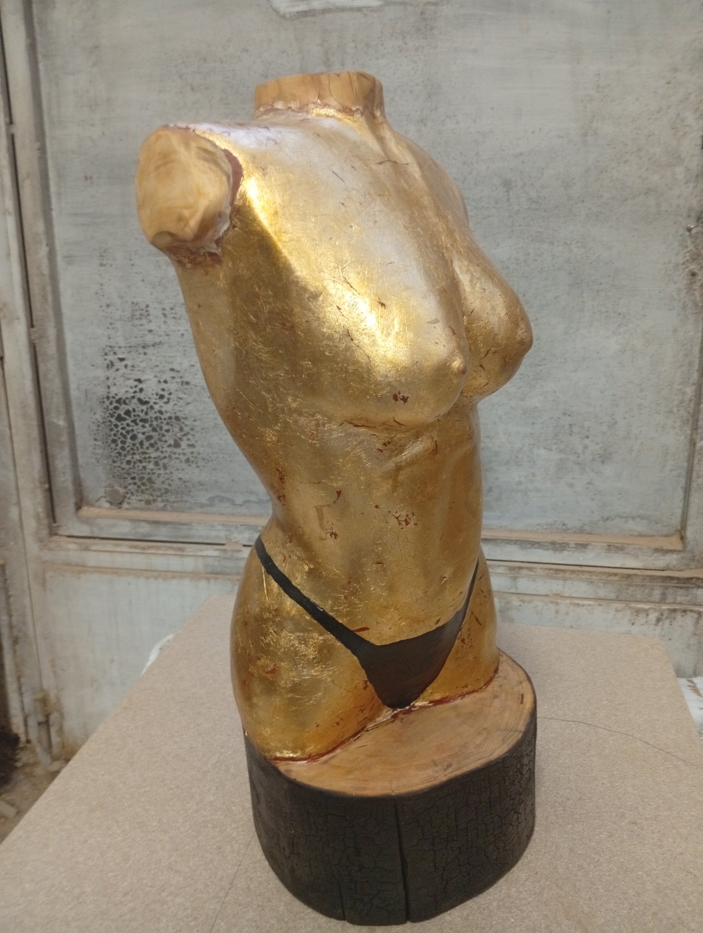 Torso femenino tallado a mano