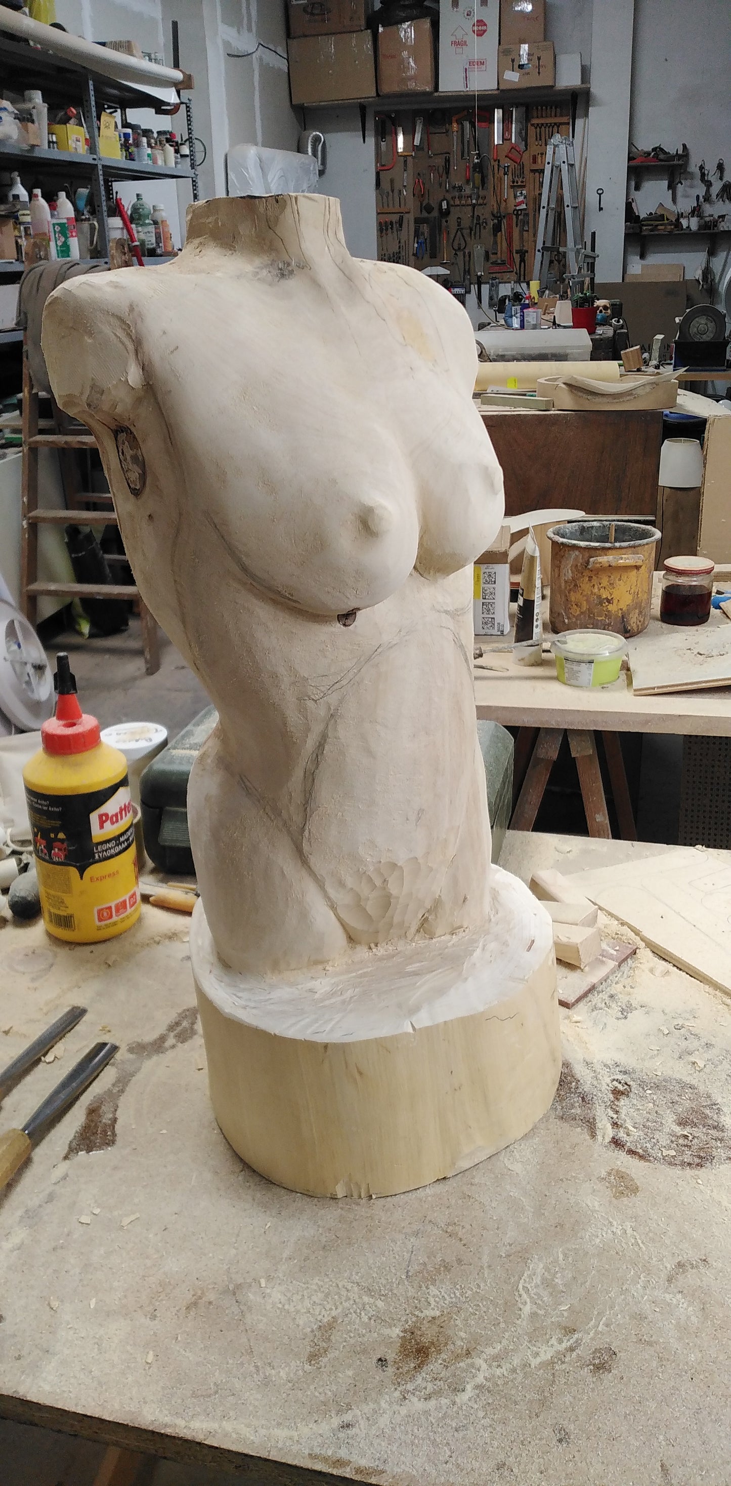 Torso femenino tallado a mano