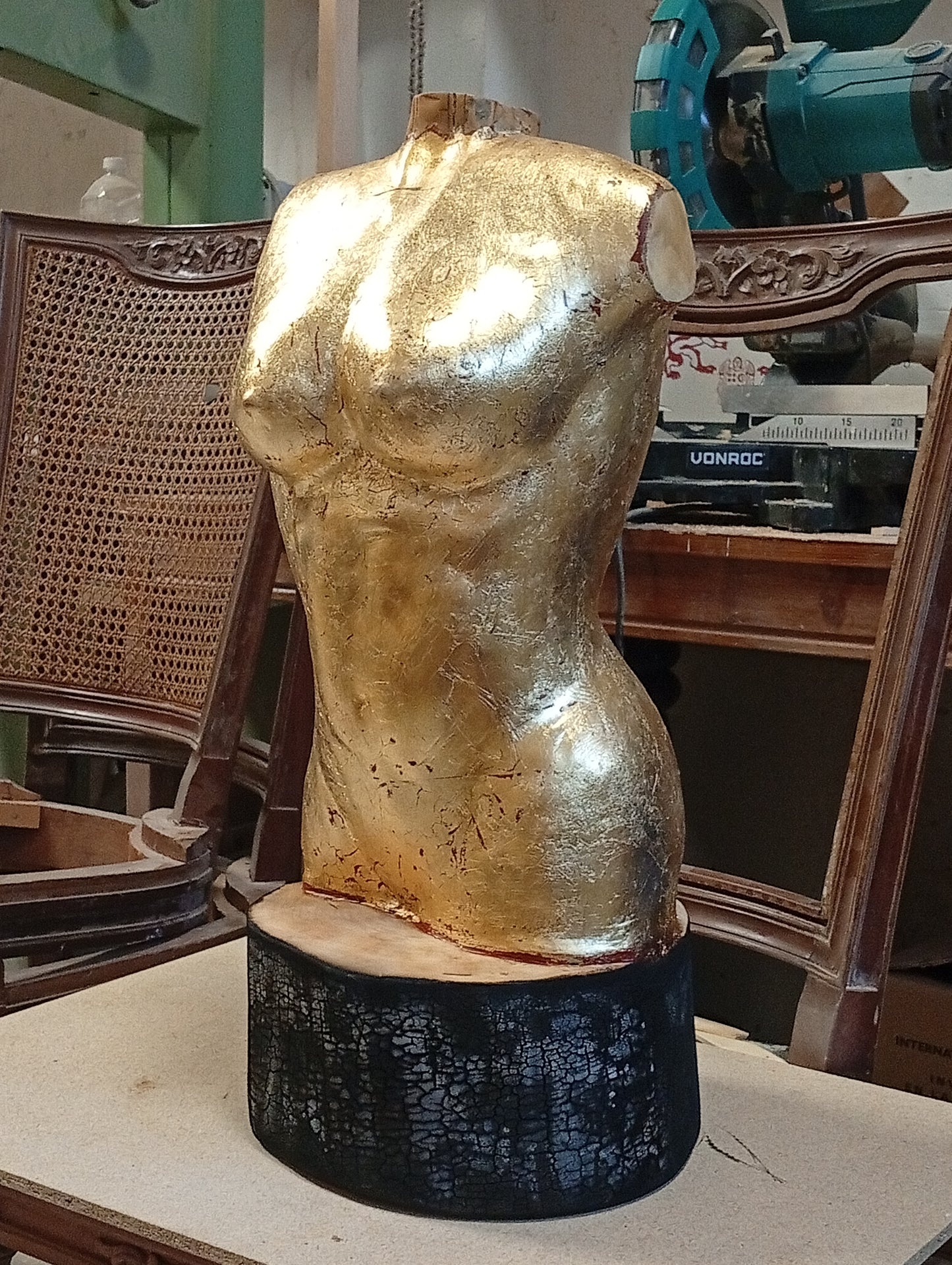 Torso femenino tallado a mano