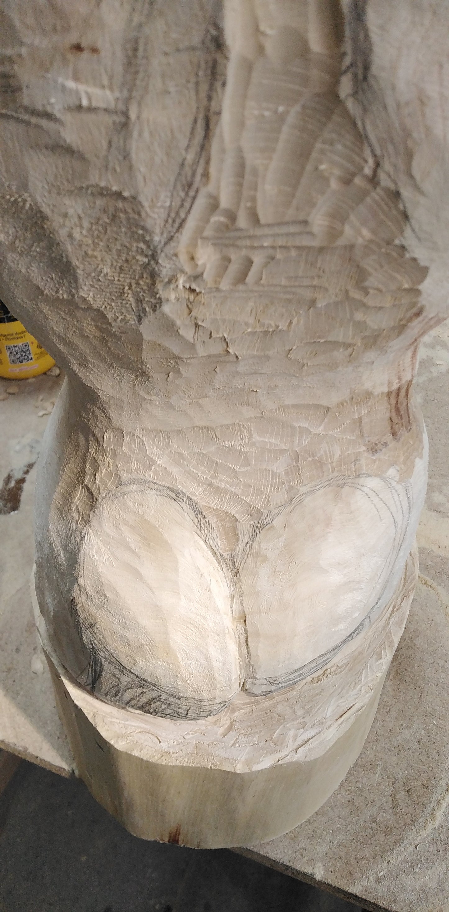Torso femenino tallado a mano