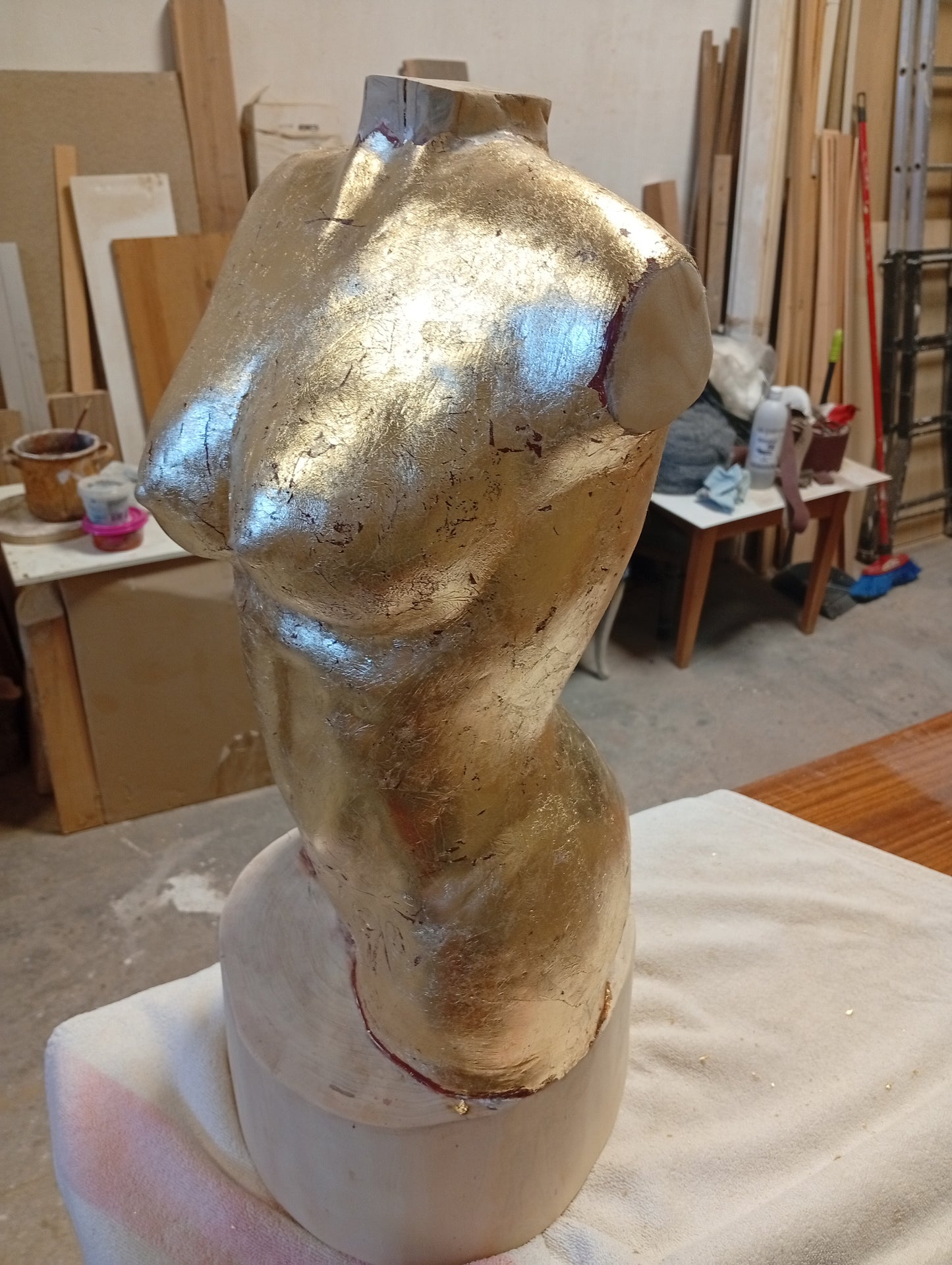 Torso femenino tallado a mano