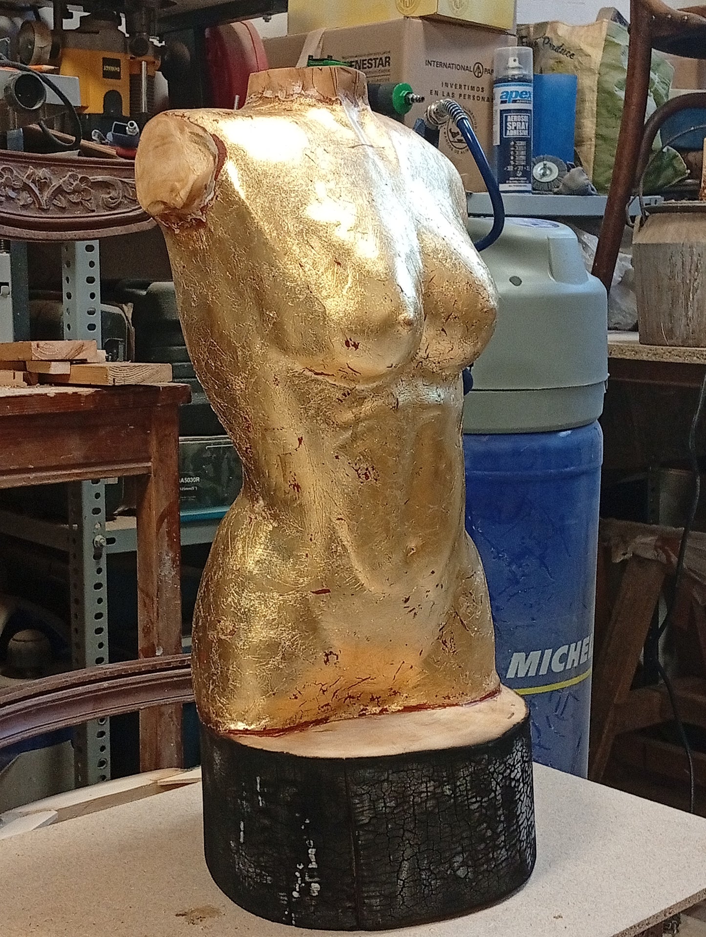 Torso femenino tallado a mano